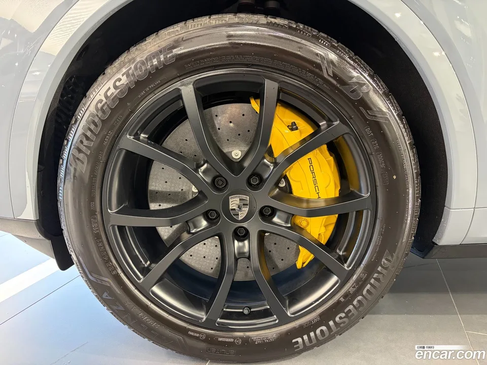Porsche Cayenne 4.0 E- 2025 — thumbnail 2