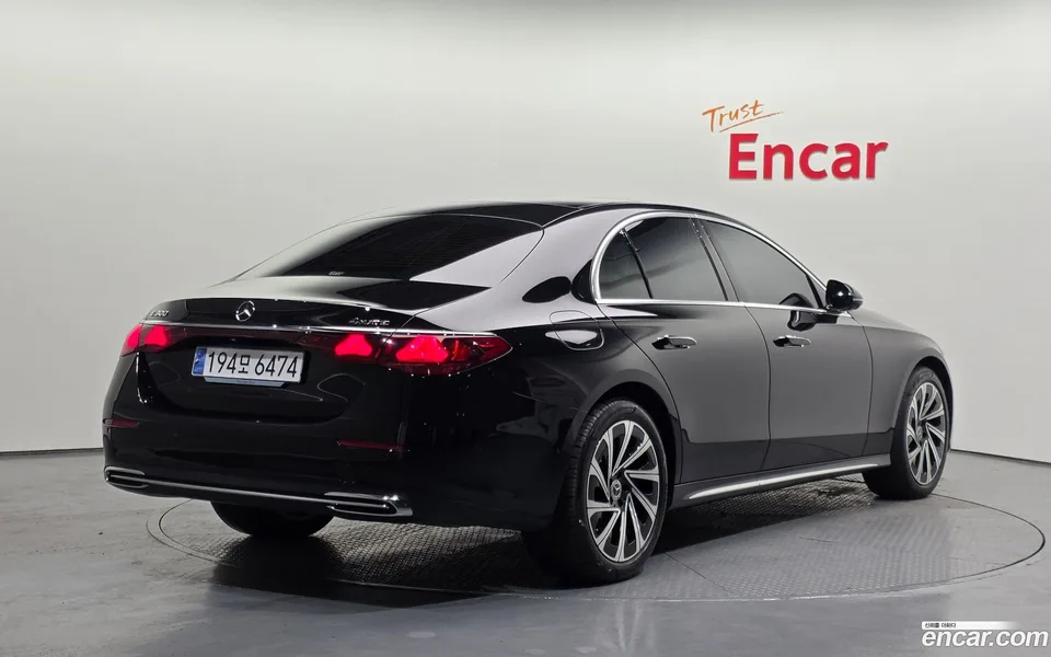 Mercedes-Benz E-Class E300 4MATIC 2024 — thumbnail 2