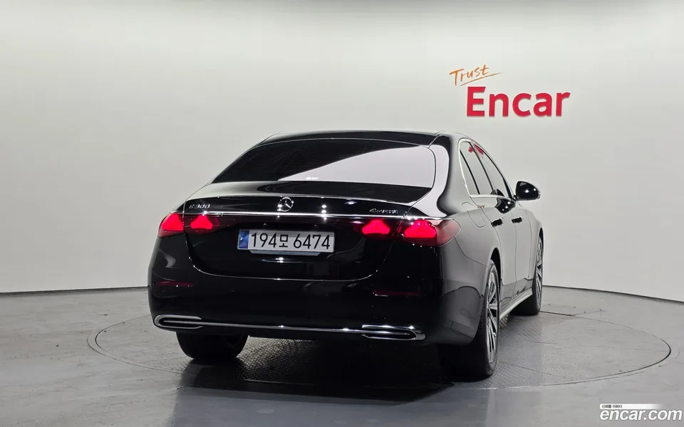 Mercedes-Benz E-Class E300 4MATIC 2024 — thumbnail 4