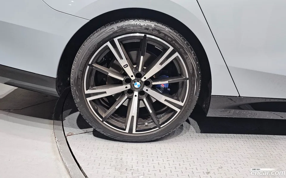 BMW 5 Series 530i xDrive M 2024 — thumbnail 2