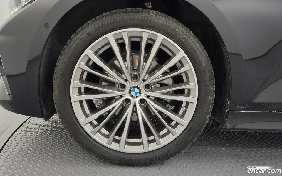 BMW 3 Series 320i 2022 — thumbnail 5