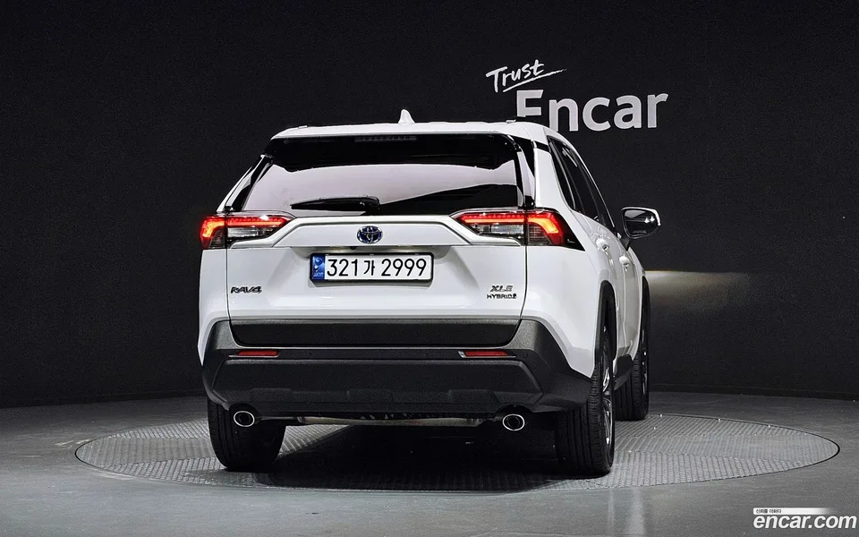 Toyota RAV4 2.5 2WD XLE 2023 — thumbnail 4