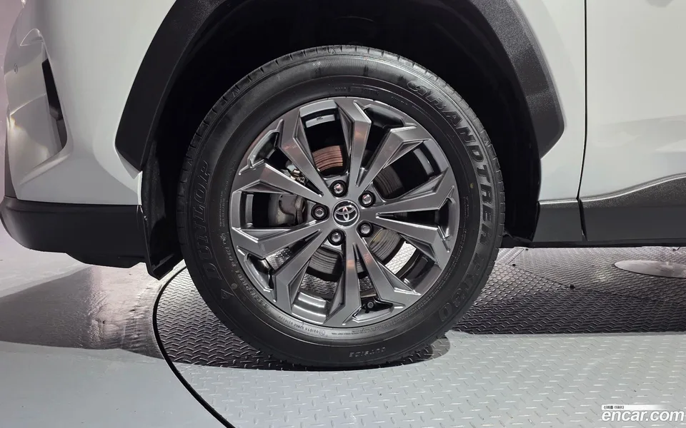 Toyota RAV4 2.5 2WD XLE 2023 — thumbnail 5
