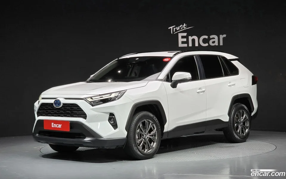 Toyota RAV4 2.5 2WD XLE 2023 — photo 1, buy with delivery to Moscow