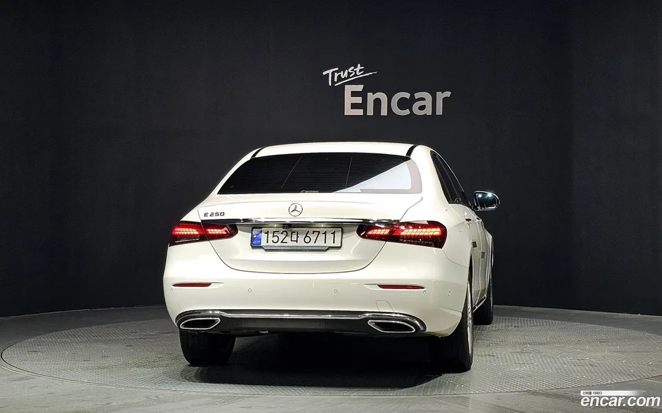 Mercedes-Benz E-Class E250 2023 — thumbnail 4
