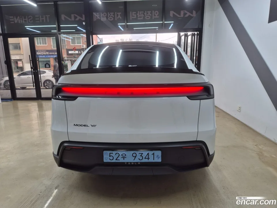 Tesla Model Y L AWD 2026 — thumbnail 2