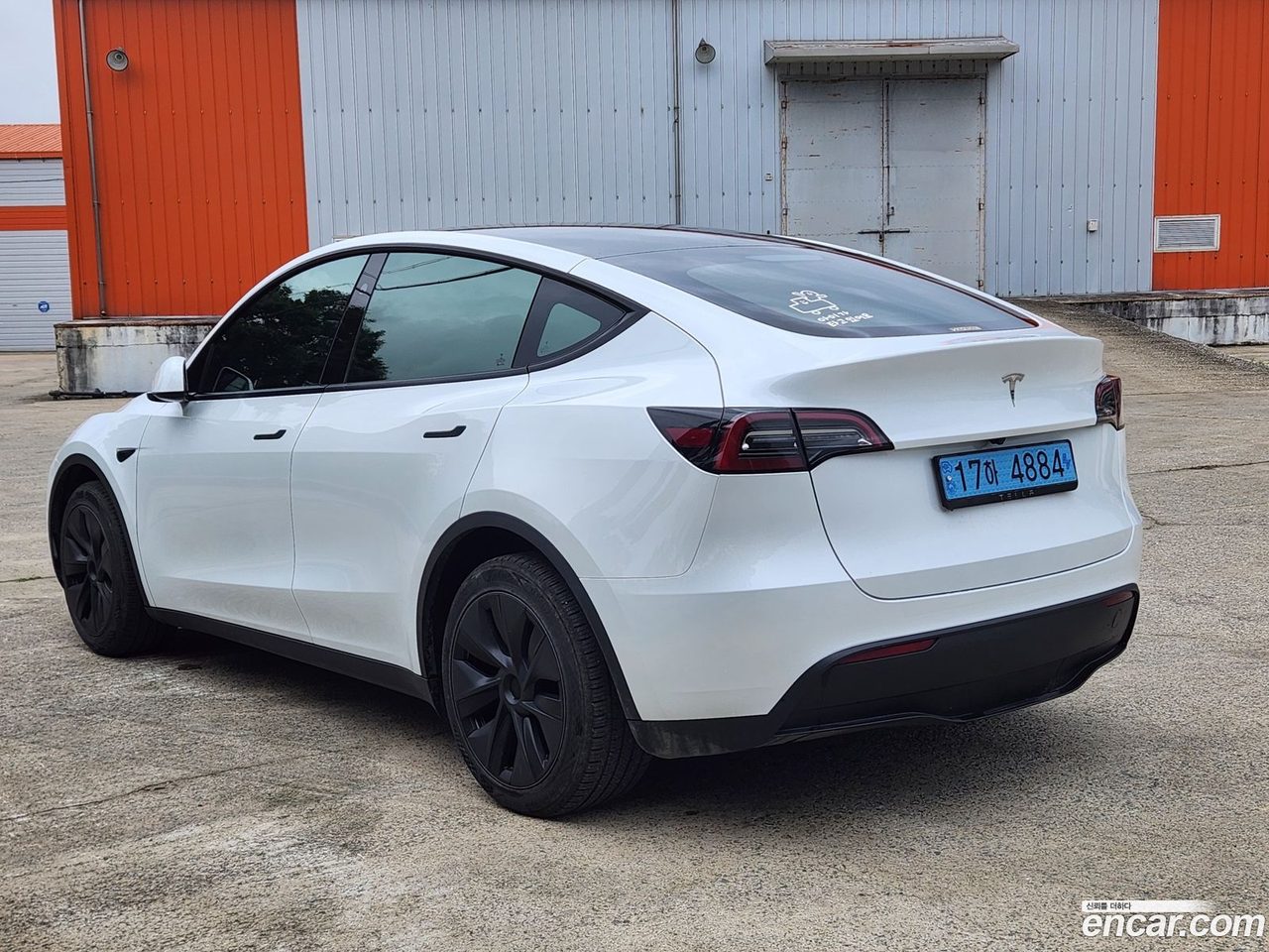 Tesla Model Y 2025 — 2