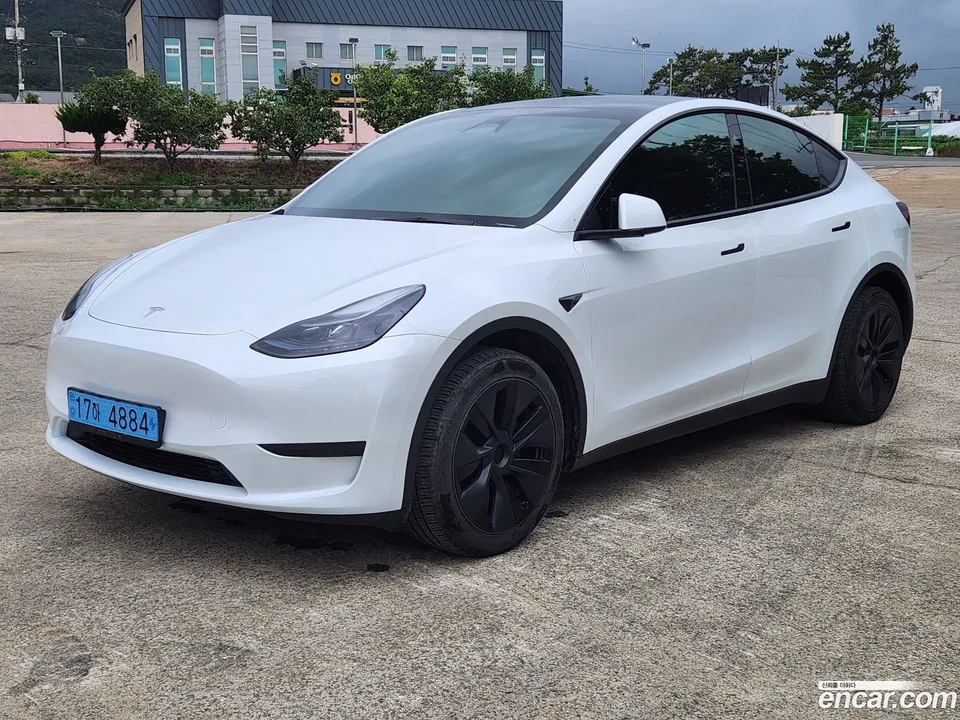 Tesla Model Y RWD 2025 — thumbnail 3