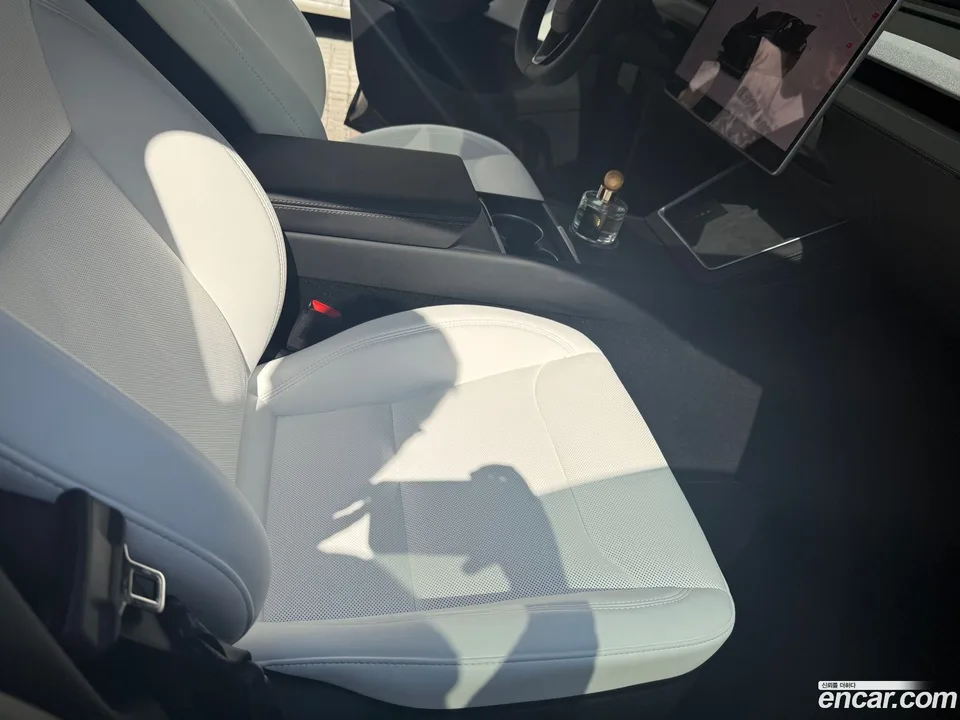Tesla Model Y AWD 2025 — thumbnail 3