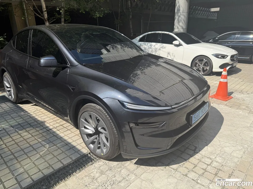 Tesla Model Y AWD 2025 — photo 1, buy with delivery to Moscow