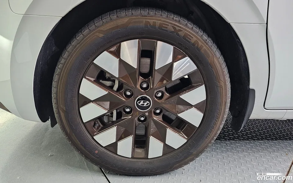Hyundai Staria 4WD 7 2023 — thumbnail 2