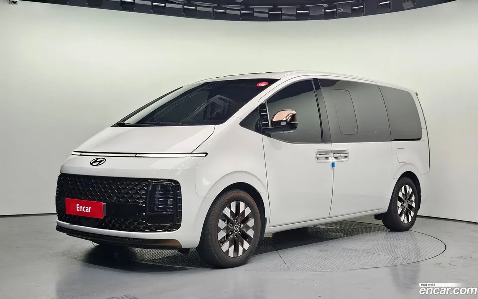Hyundai Staria 4WD 7 2023 — photo 1, buy with delivery to Moscow