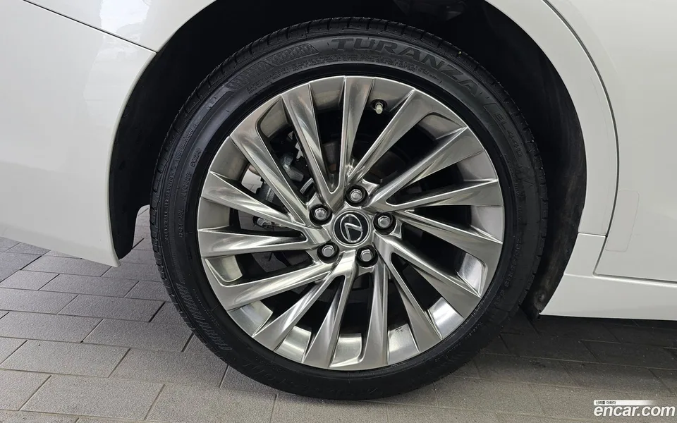 Lexus ES 300h 2025 — thumbnail 2