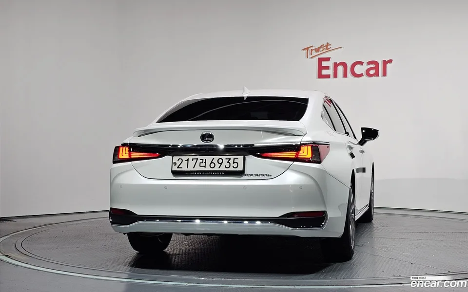 Lexus ES 300h 2025 — thumbnail 4
