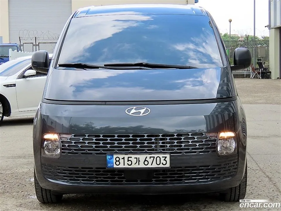 Hyundai Staria 3 2023 — photo 1, buy with delivery to Moscow