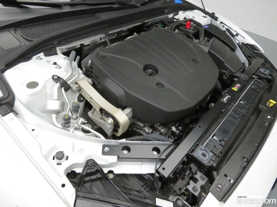 Volvo V60 Cross Country B5 AWD 2025 — thumbnail 2