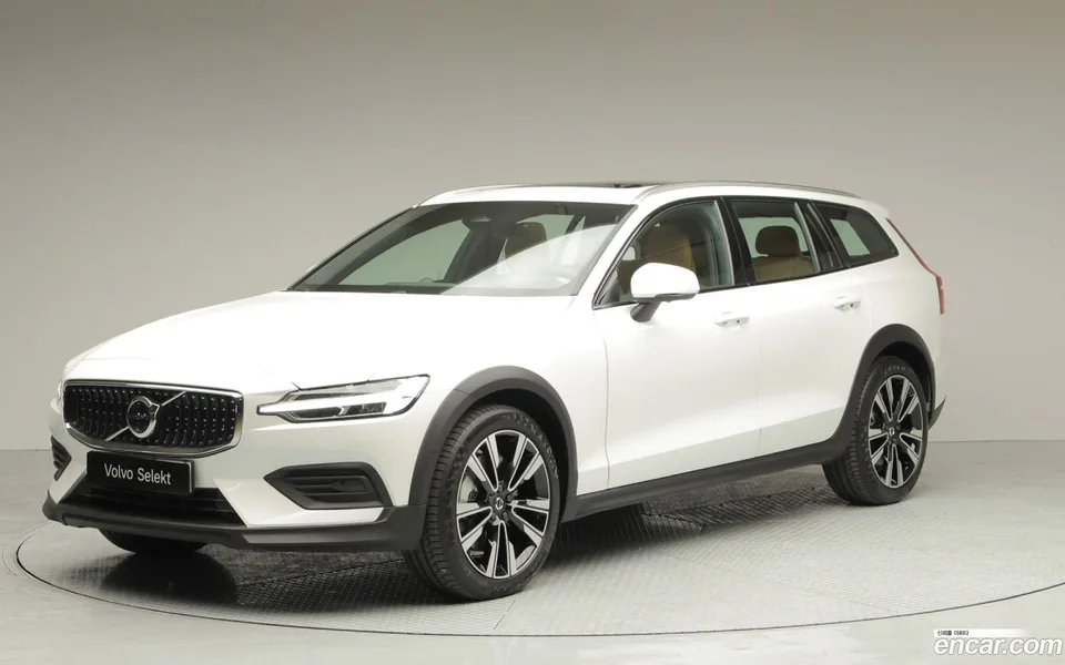 Volvo V60 Cross Country B5 AWD 2025 — photo 1, buy with delivery to Moscow