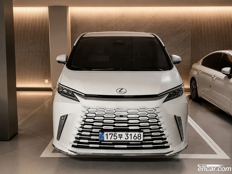 Lexus LM 500h 2025 — photo 1, buy with delivery to Moscow