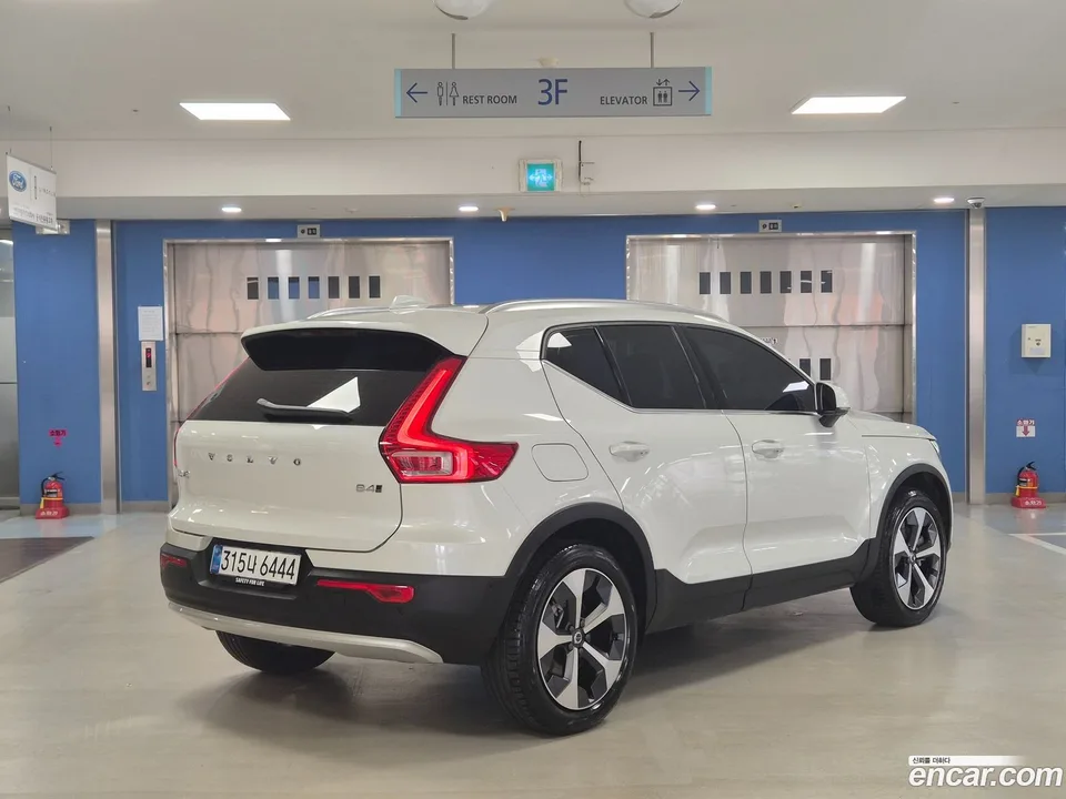 Volvo XC40 B4 2025 — thumbnail 2