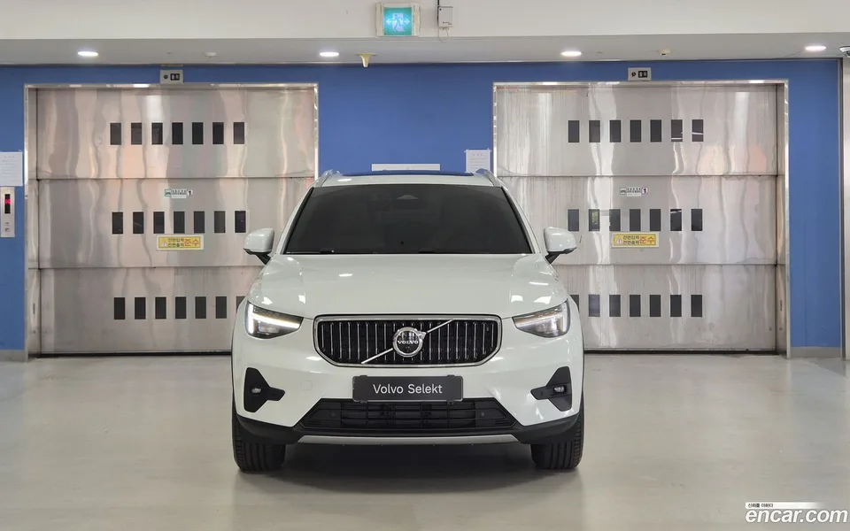 Volvo XC40 B4 2025 — thumbnail 3