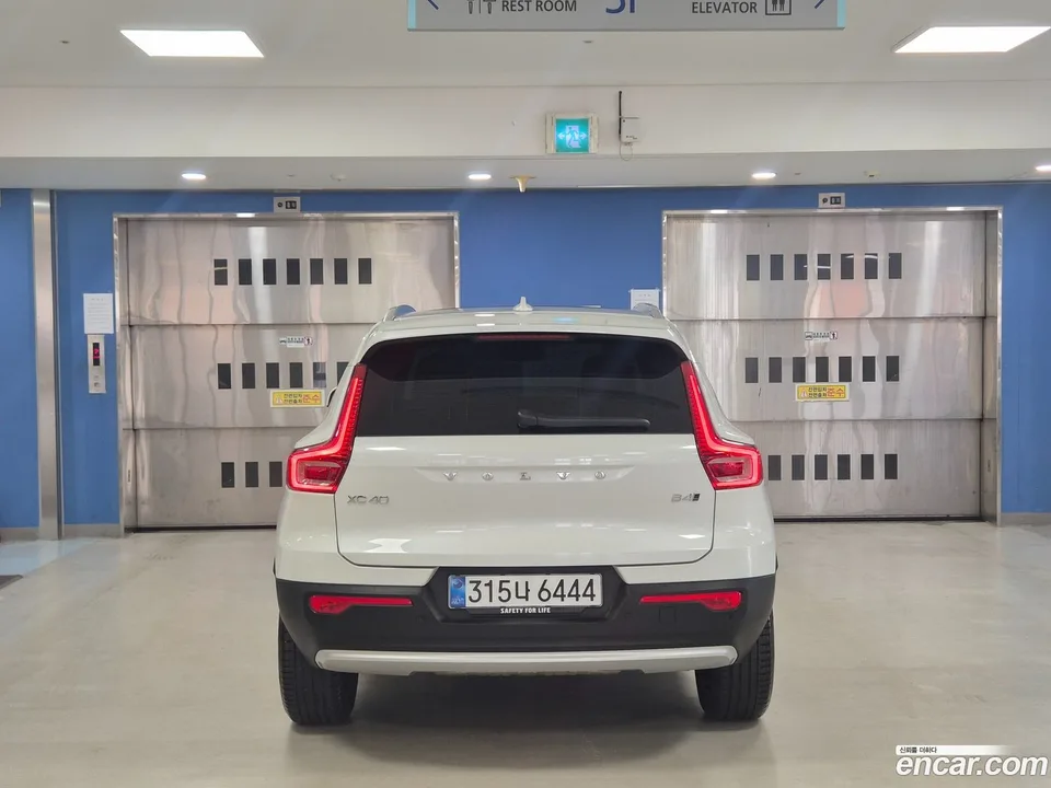 Volvo XC40 B4 2025 — thumbnail 4