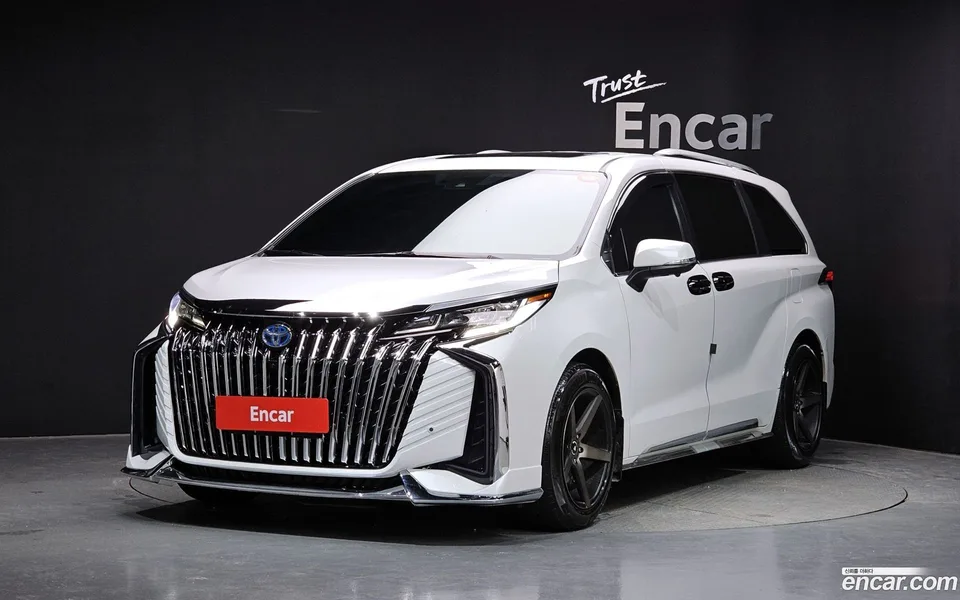 Toyota Sienna 2.5 AWD 2023 — photo 1, buy with delivery to Moscow