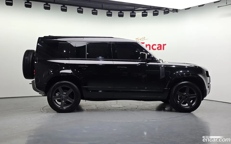 Land Rover Defender 110 P300 X- SE 2025 — thumbnail 2