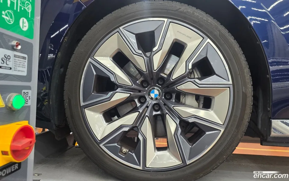 BMW i7 xDrive 60 2022 — thumbnail 2