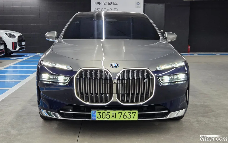 BMW i7 xDrive 60 2022 — thumbnail 3