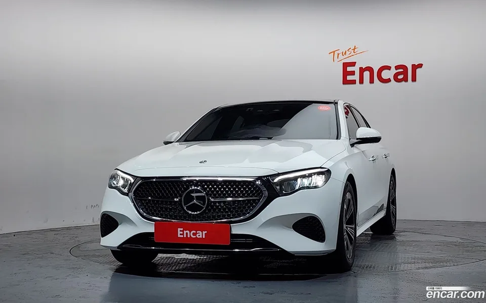 Mercedes-Benz E-Class E200 2024 — thumbnail 3