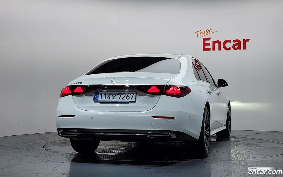 Mercedes-Benz E-Class E200 2024 — thumbnail 4