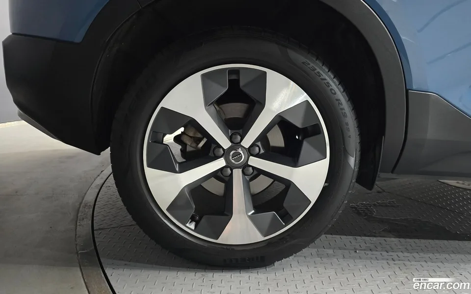 Volvo XC40 B4 2025 — thumbnail 2