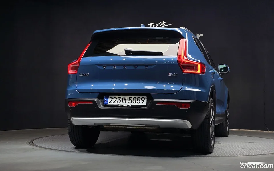 Volvo XC40 B4 2025 — thumbnail 4