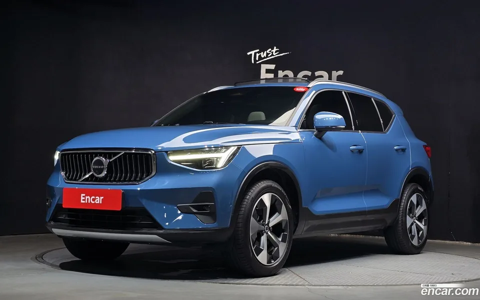 Volvo XC40 B4 2025 — photo 1, buy with delivery to Moscow