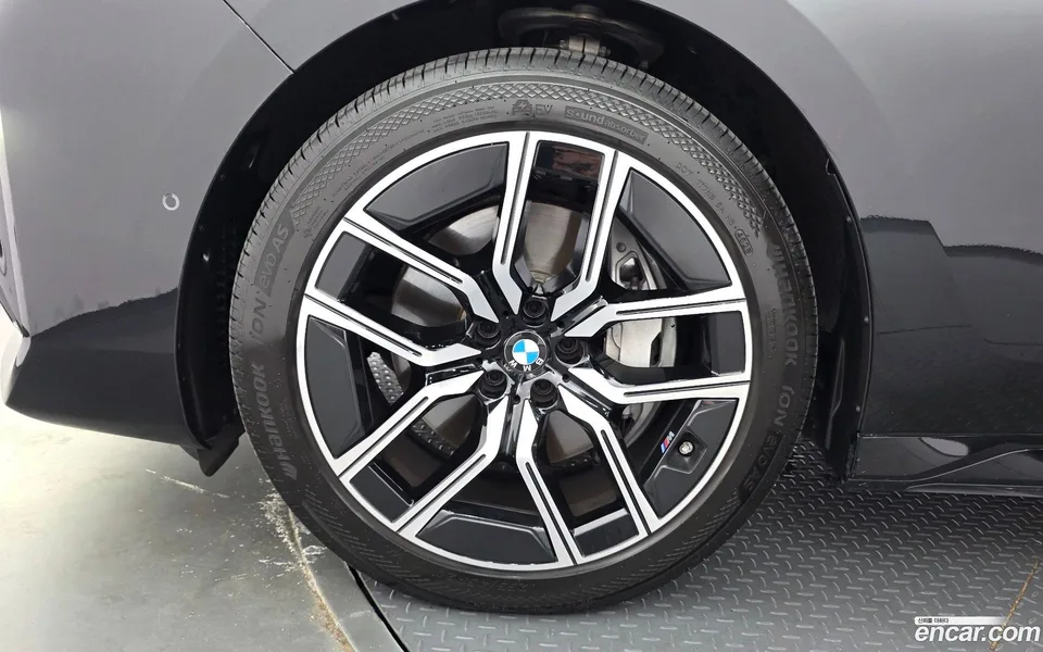 BMW 7 Series 740i xDrive M 2024 — thumbnail 2