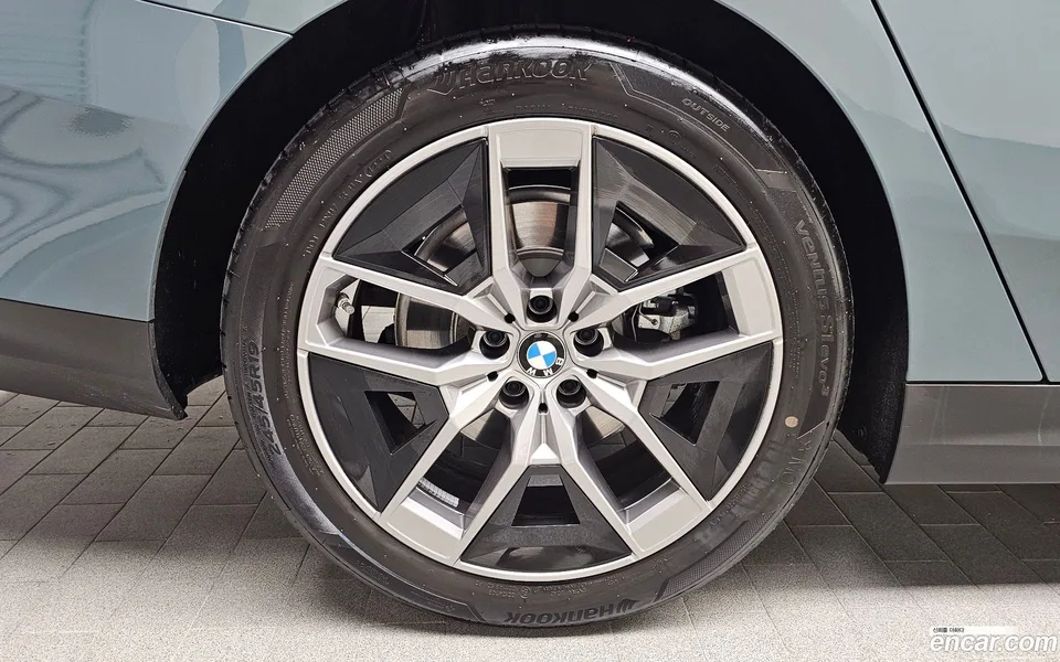 BMW 5 Series 520i 2025 — thumbnail 2