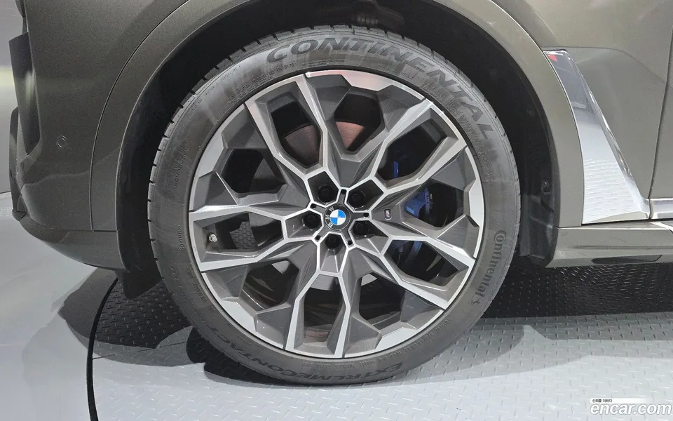 BMW X7 xDrive 40i M 7 2025 — thumbnail 2