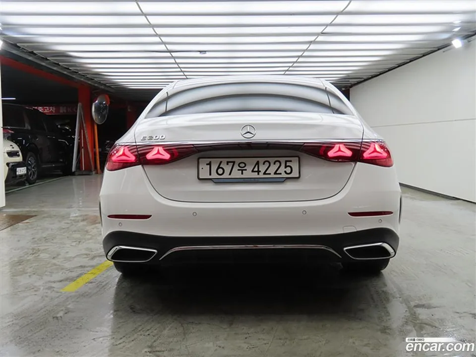 Mercedes-Benz E-Class E200 AMG Line 2025 — thumbnail 3