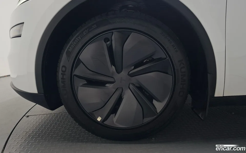 Tesla Model Y RWD 2025 — thumbnail 2