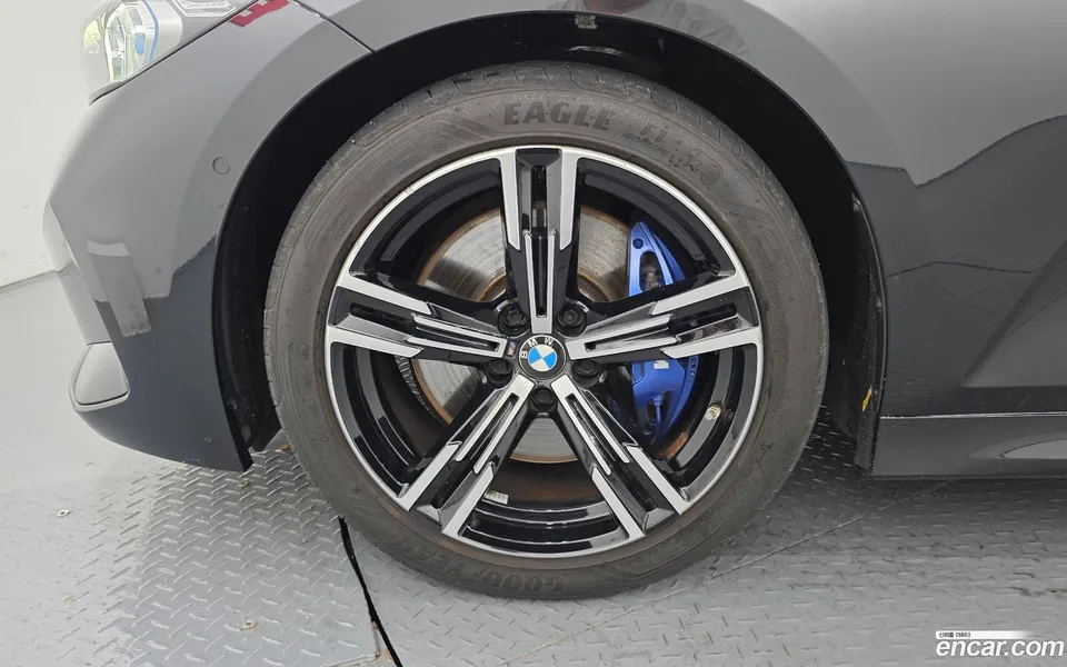 BMW 3 Series 320i M 2024 — thumbnail 2