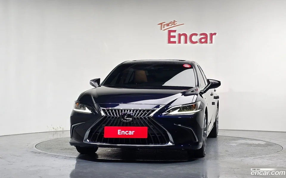 Lexus ES 300h 2023 — thumbnail 3