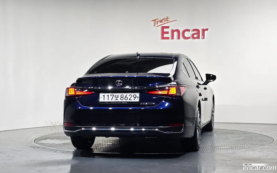 Lexus ES 300h 2023 — thumbnail 4