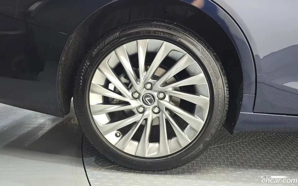 Lexus ES 300h 2023 — thumbnail 5