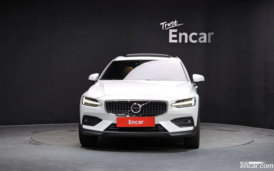 Volvo V60 Cross Country B5 AWD 2025 — thumbnail 3