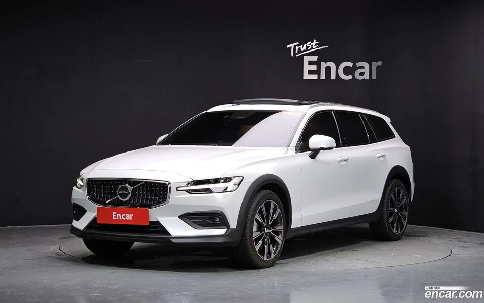 Volvo V60 Cross Country B5 AWD 2025 — photo 1, buy with delivery to Moscow