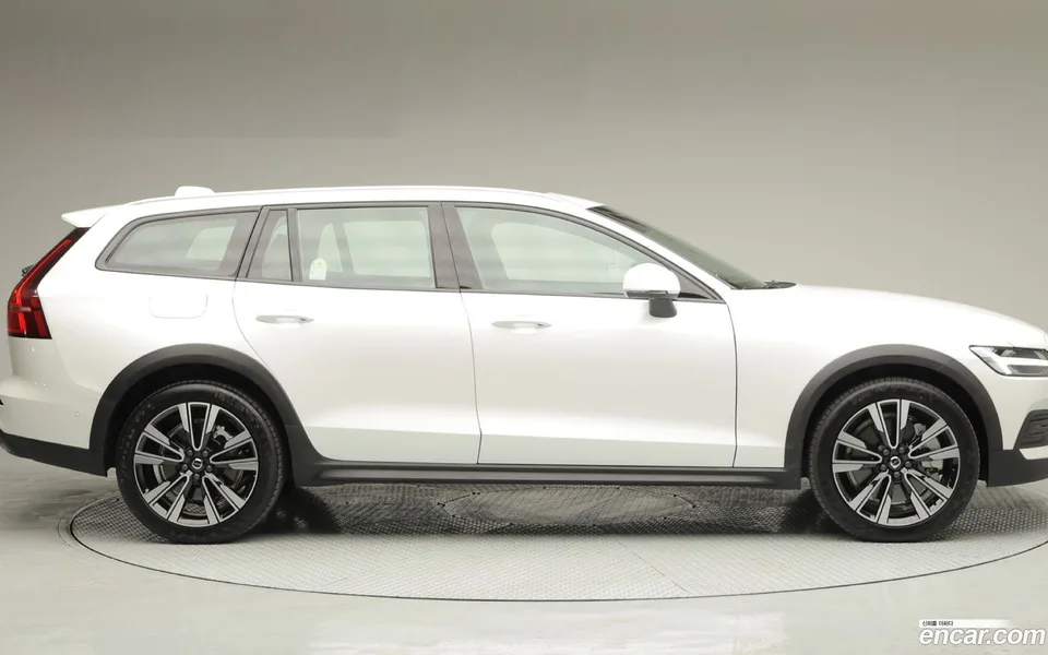 Volvo V60 Cross Country B5 AWD 2025 — thumbnail 3