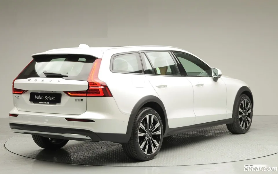 Volvo V60 Cross Country B5 AWD 2025 — thumbnail 4