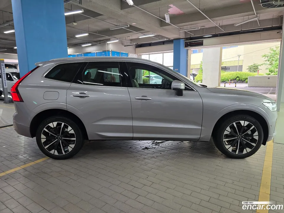 Volvo XC60 T8 2025 — thumbnail 2