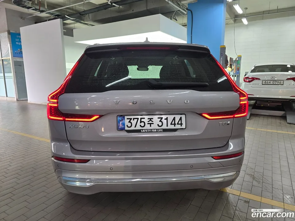 Volvo XC60 T8 2025 — thumbnail 4