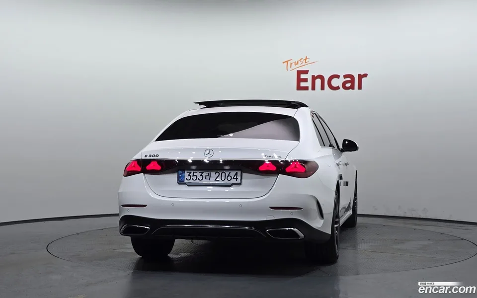 Mercedes-Benz E-Class E300 4MATIC AMG Line 2024 — thumbnail 4